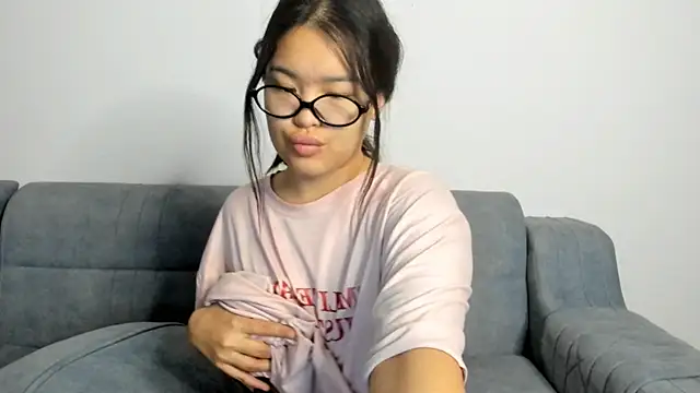 luna yum online show from March 16, 10:03 pm