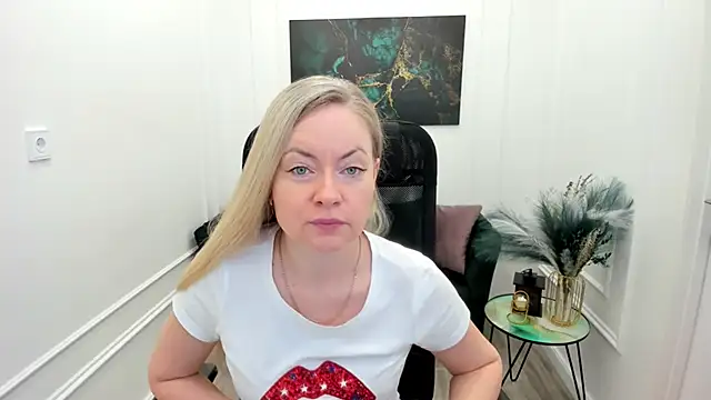 CharlotteKerti online show from May 16, 11:42 am