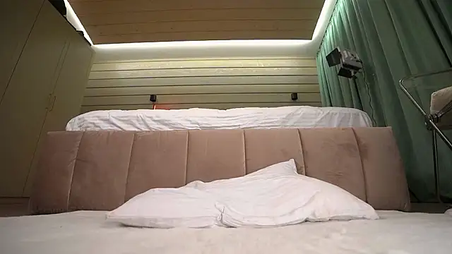 Molly crush online show from February 5, 6:44 pm