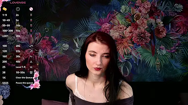 NicoleLuxe online show from April 24, 7:05 pm