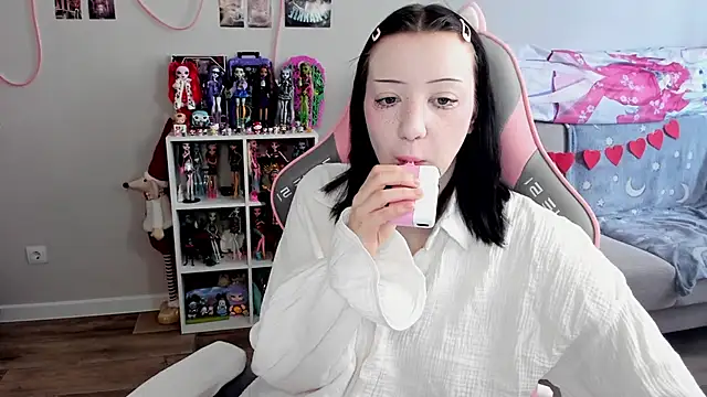 MollysLand online show from March 4, 8:32 am