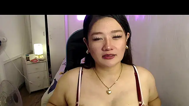 UrLovelyWetPussy online show from April 29, 5:30 pm