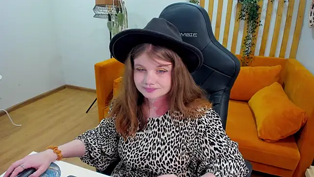 ChloeHalses online show from July 8, 5:15 pm