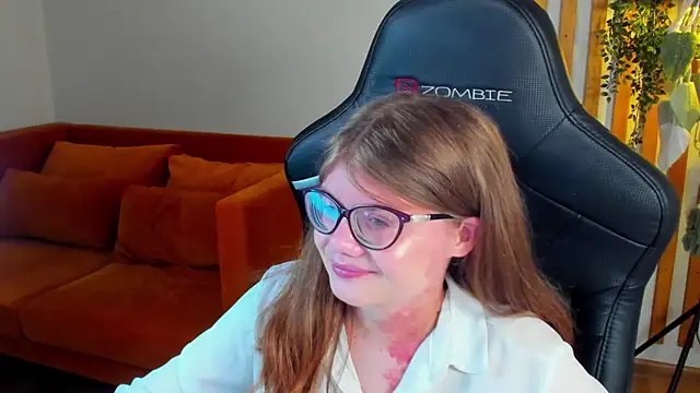 ChloeHalses online show from June 12, 5:10 pm