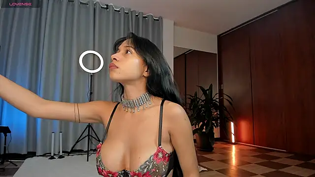 karinnixx online show from June 10, 5:00 pm