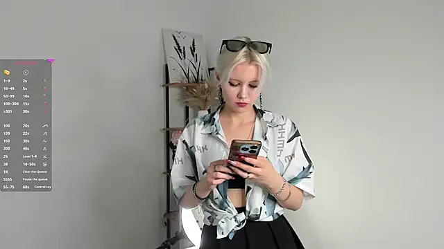GoldenLenarz online show from July 2, 11:05 am