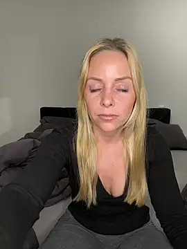 emily-becker22 online show from February 17, 5:45 pm