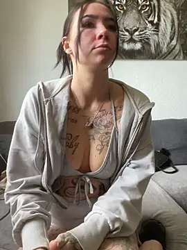 zoeelovee online show from March 23, 11:05 am