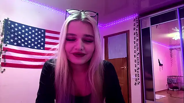 MiaBerlateen online show from March 8, 7:07 pm