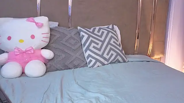 Mia Naive online show from June 26, 1:01 pm
