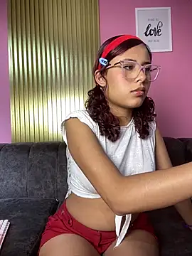 Rylia online show from March 18, 2:22 pm