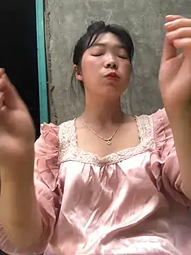 cuty lusy online show from June 6, 7:03 am