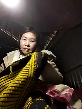 Yiyoongg online show from February 12, 7:43 am