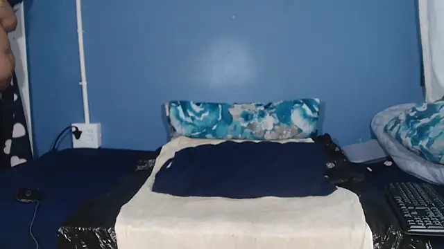 Sweet-Bella17 online show from July 26, 4:09 am
