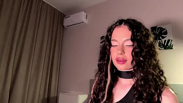 Moonfaairy online show from May 7, 5:05 pm