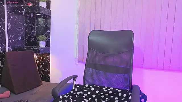 Hanna Williams   online show from March 11, 3:11 am