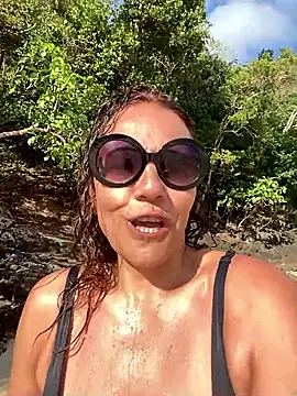 CurlyShakira online show from March 12, 1:14 pm