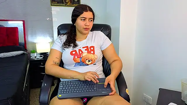 goodgirlxxl online show from June 25, 6:40 am