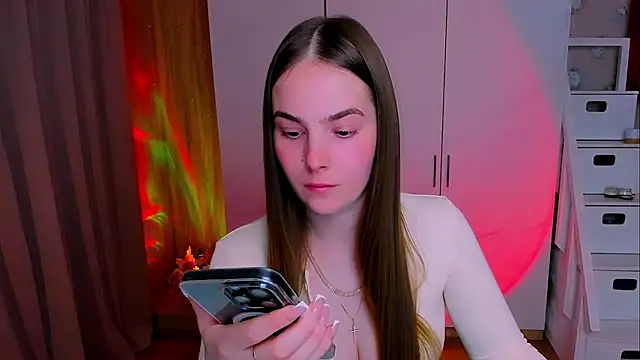 Maddy Wood  online show from April 29, 5:30 pm
