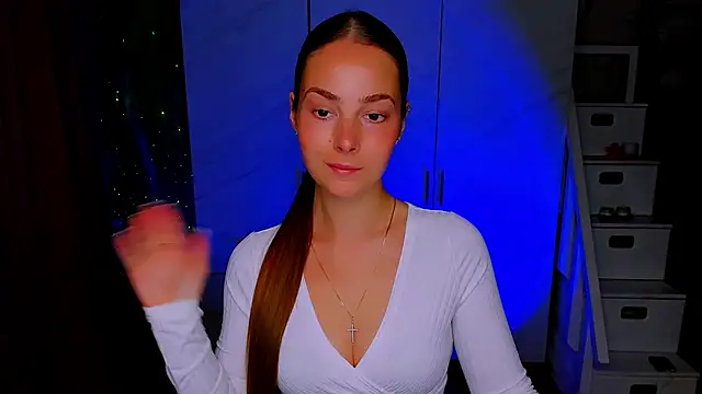 Maddy Wood  online show from July 20, 4:30 pm