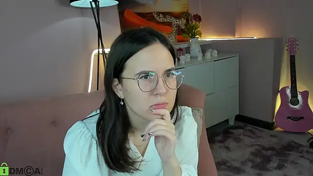 leylamirage online show from March 13, 1:45 pm