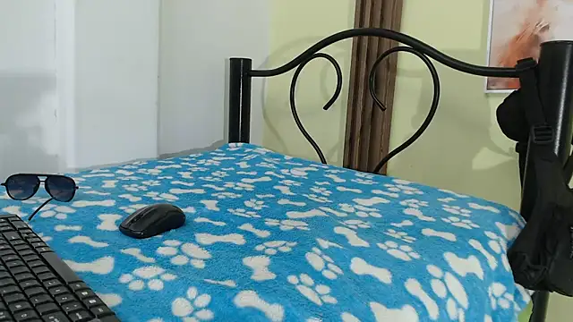 skinnysexy18 online show from June 18, 7:52 pm