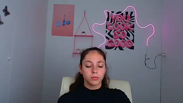 KissMeJulia online show from July 7, 6:58 am