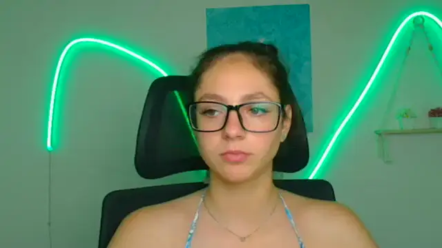 KissMeJulia online show from June 24, 11:53 am