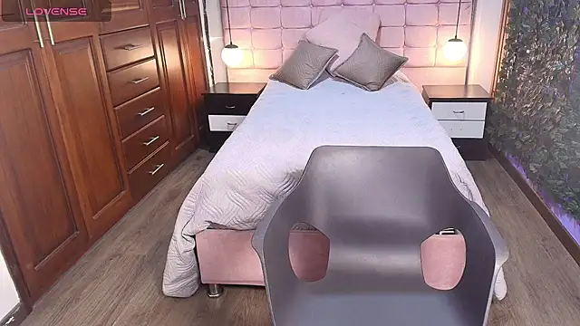MoriahStorm online show from June 25, 1:24 pm