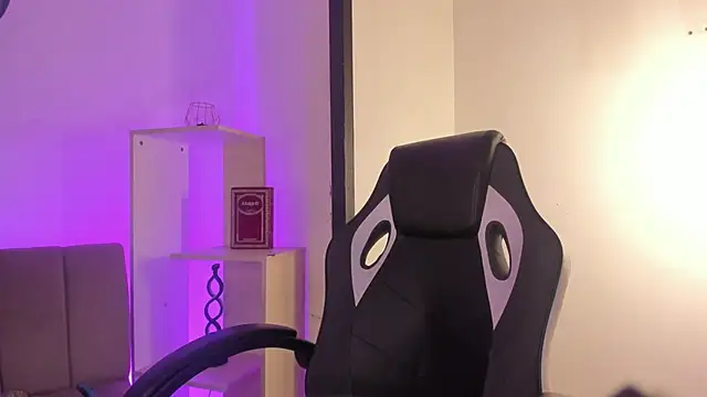 MelLove  online show from February 26, 9:25 pm