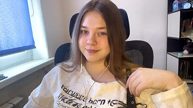 TomikoPfau online show from March 19, 10:08 am