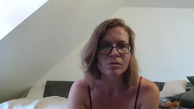 Lost in lace online show from May 30, 6:05 pm