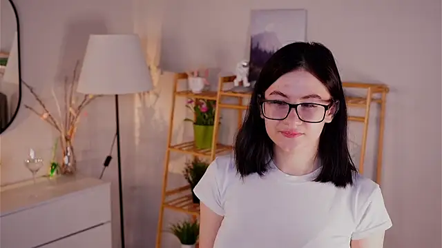 TwilaMode online show from March 2, 3:50 am