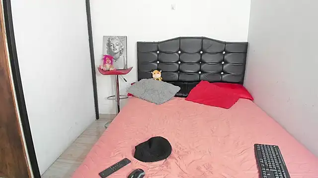 LatinaQueen23 online show from May 3, 2:20 pm