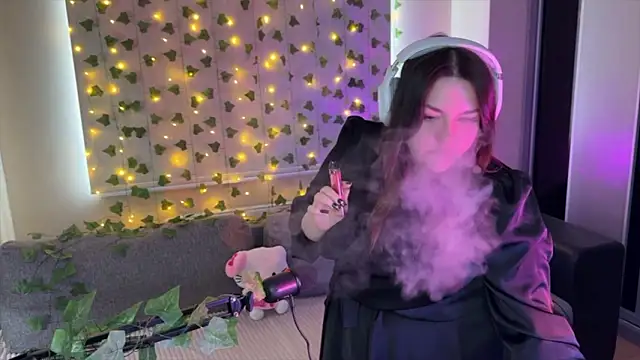 RiotKitten1 online show from March 13, 8:15 am