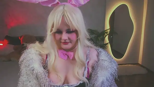 HwasaMoore online show from March 7, 9:11 pm