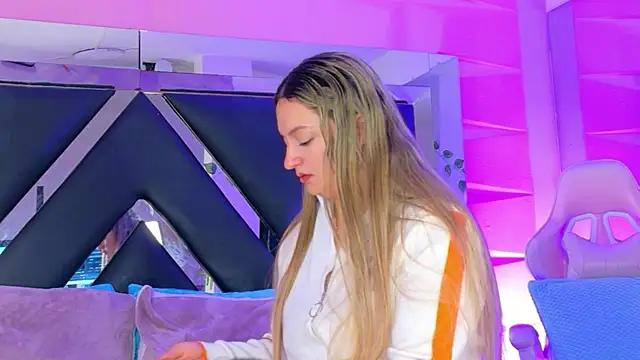 Giigii Hadid  online show from March 3, 3:29 pm