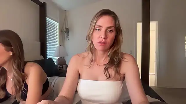 Queenjayj online show from February 28, 11:59 pm