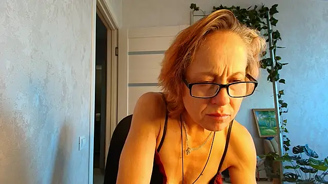 LioraWeiss online show from August 4, 11:16 am