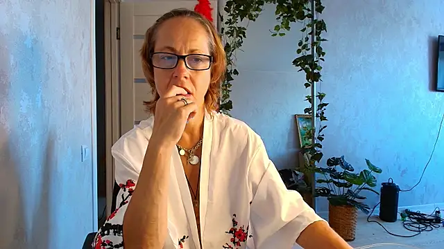 LioraWeiss online show from July 21, 8:15 am