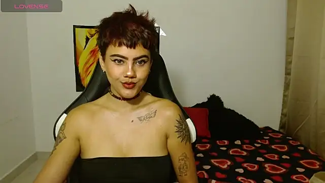 Divinejewel69 online show from March 16, 9:24 am