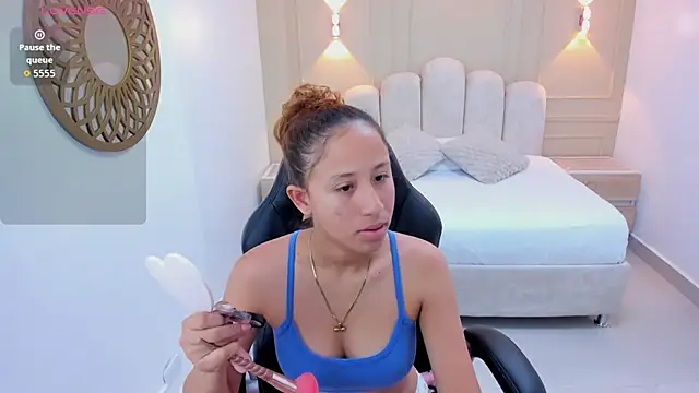 LESLYSIMPSON online show from June 27, 7:31 pm