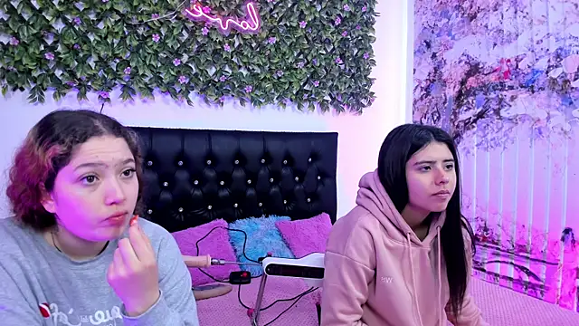 valeria and zoe online show from June 4, 2:10 pm