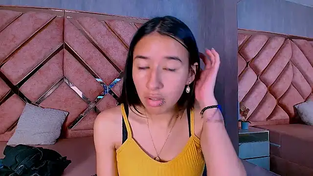 LilyRossi  online show from April 24, 12:30 pm