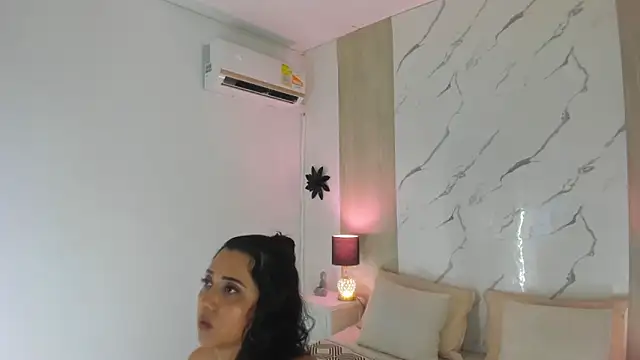 VictoryaBeckham online show from March 15, 12:01 am