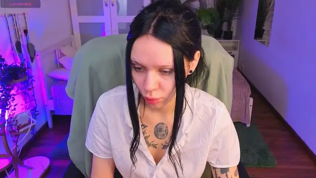 kittenlolla online show from April 29, 5:43 am