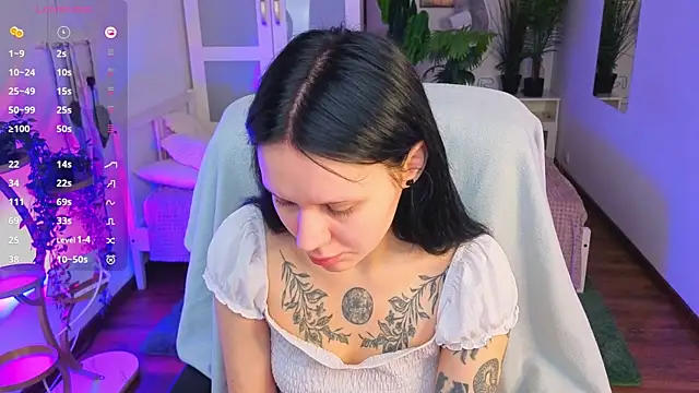 kittenlolla online show from April 30, 5:45 am