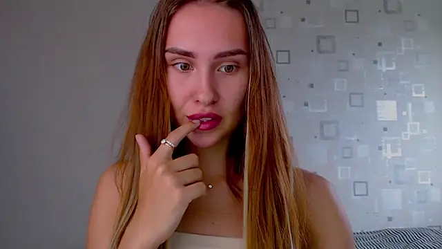 yourameliaa online show from June 21, 3:27 pm