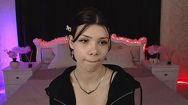 llittle-peachh online show from March 7, 6:59 pm