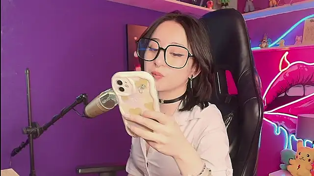 Velvet C4k3 online show from March 11, 8:55 pm